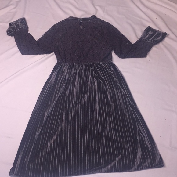 Vintage looking grey lace and velour dress. - Picture 4 of 8